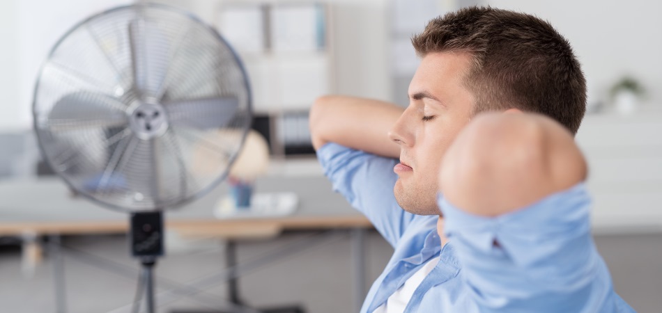 Como posicionar o ventilador para refrescar o ambiente de trabalho