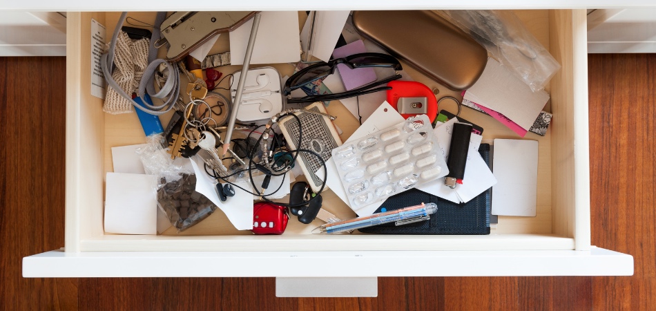 Conheça 3 dicas de organização para gavetas de mesa