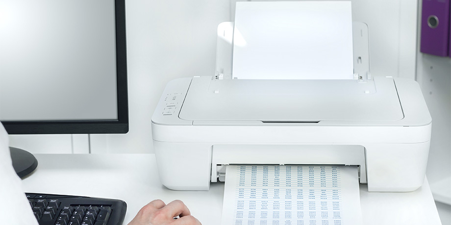 colaborador imprimindo documentos em papel sulfite no escritório