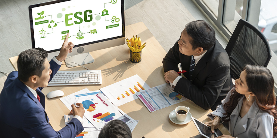 empresários em reunião discutindo como adotar práticas ESG na empresa