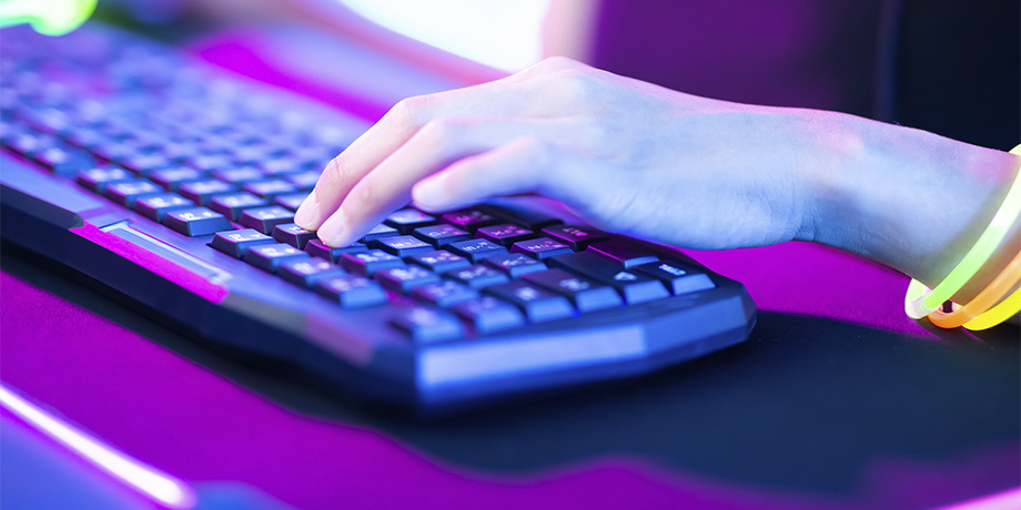 pessoa usando um teclado gamer confortável para jogar online