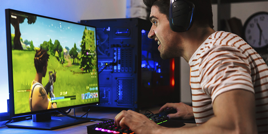 homem jogando online com um teclado gamer